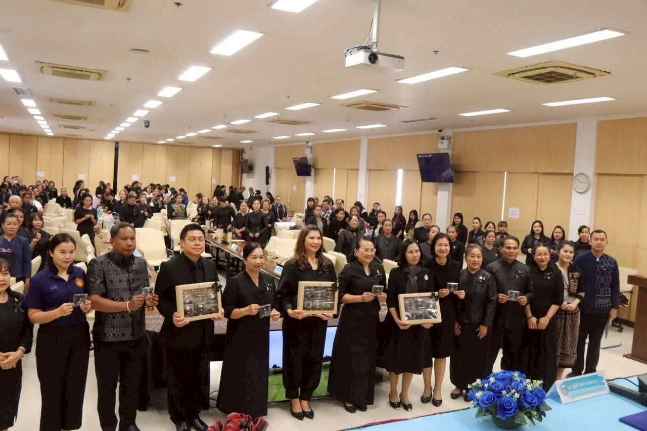 สพอ.ตาลสุม รวมพลังประดิษฐ์ "ริบบิ้นผ้ากาบบัว" น้อมรำลึกพระมหากรุณาธิคุณ "สมเด็จพระพันปีหลวง"