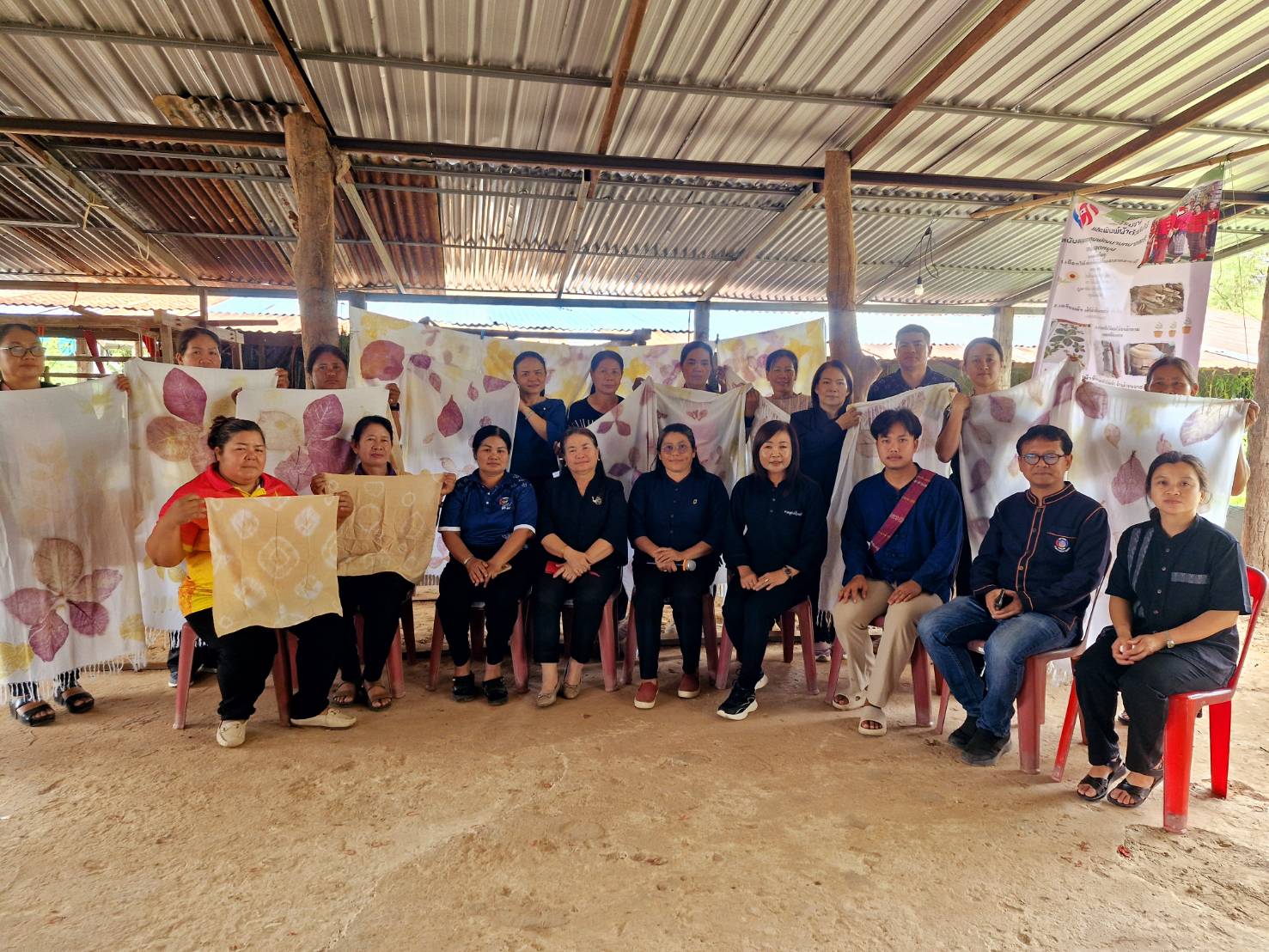 “ตาลสุม” รังสรรค์งานศิลป์บนผืนผ้า! เปลี่ยนสีสันจากธรรมชาติและใบไม้ สู่ผลิตภัณฑ์สร้างรายได้ให้กลุ่มสตรี