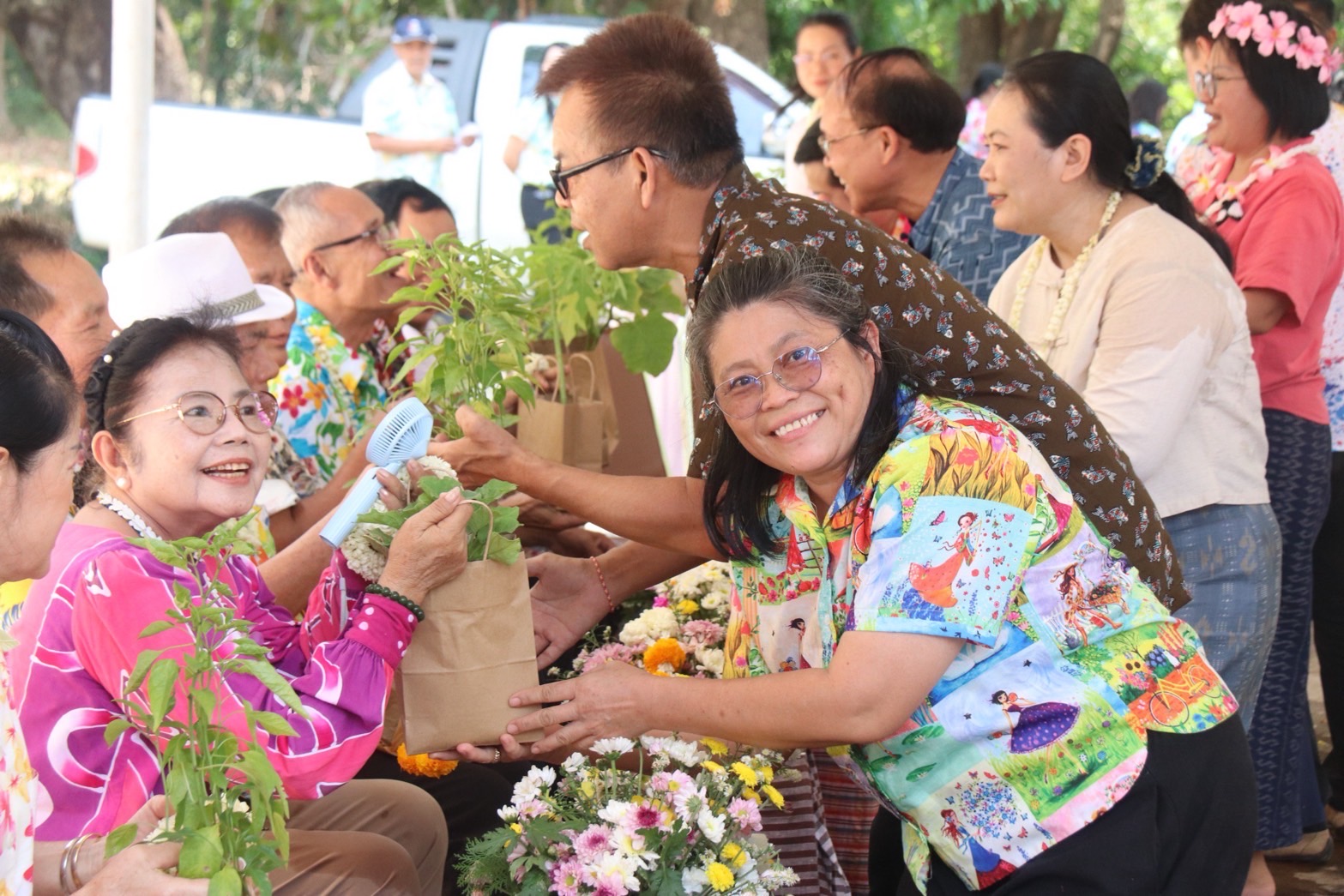 พช.อ.ตาลสุม : ร่วมกิจกรรมทำบุญเลี้ยงพระ กิจกรรมรดน้ำดำหัว ประเพณีสงกรานต์ และ Kick off กิจกรรม Quick win ปฏิบัติการ 90 วัน ปลูกผักสวนครัว เพื่อสร้างความมั่นคงทางอาหาร สู้วิกฤตด้วยวิถีพอเพียง