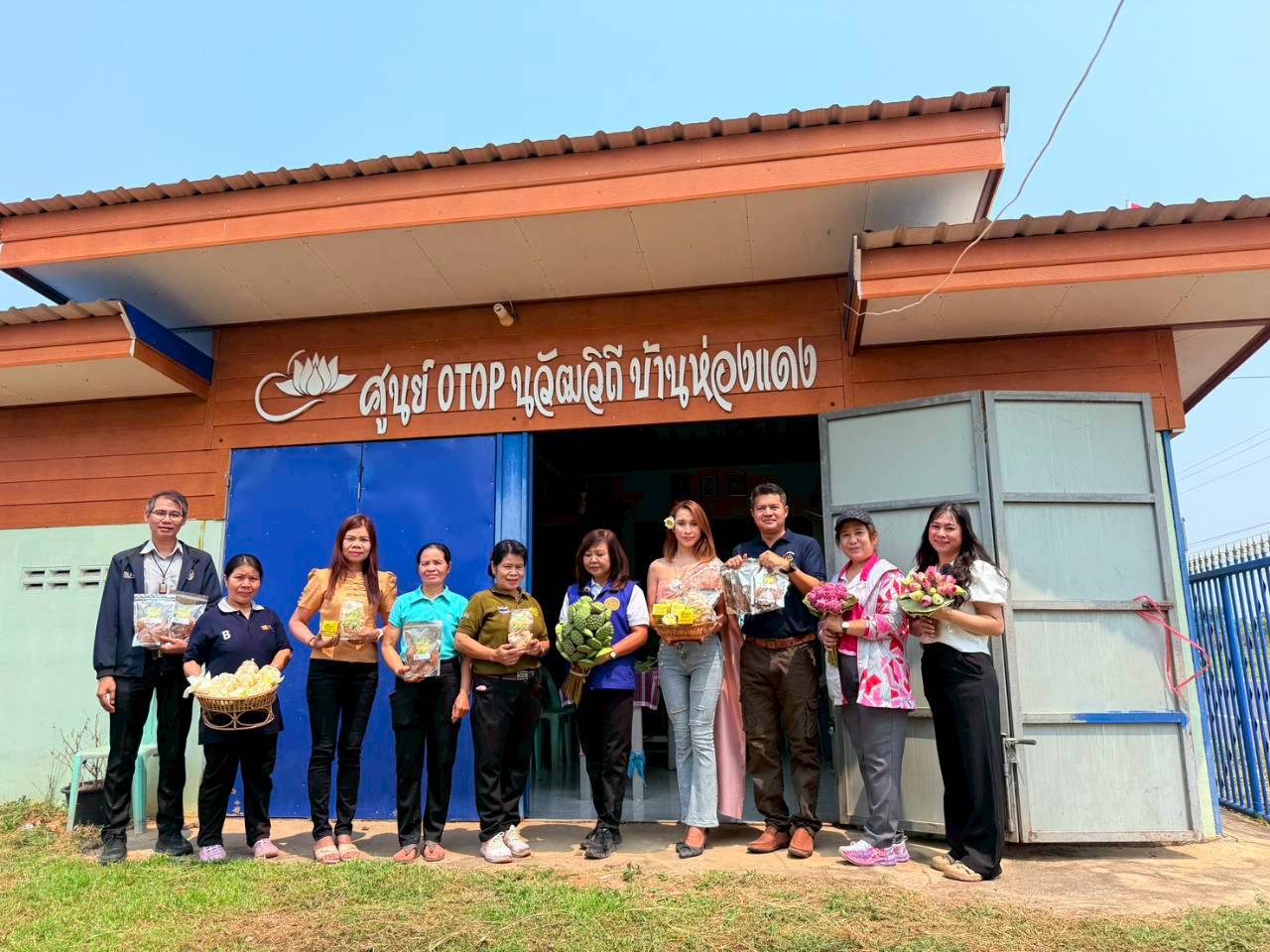 นายอำเภอตาลสุม ลงพื้นที่ "บ้านห่องแดง" ดันสินค้า OTOP ขึ้นชื่อ "ชาสมุนไพรดีบัว" และ "ข้าวเกรียบเม็ดบัว" กระตุ้นเศรษฐกิจชุมชน
