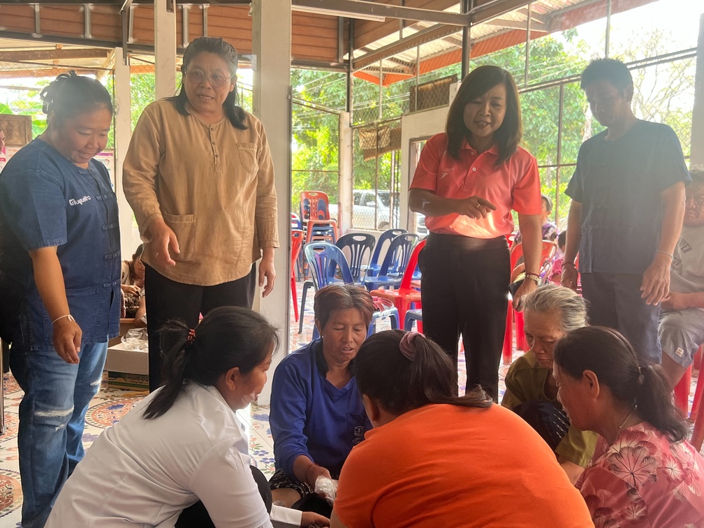 นายอำเภอตาลสุม ลงพื้นที่ส่งเสริมอาชีพเพาะเห็ดฟางในตะกร้า หนุนประชาชนเข้าถึงแหล่งทุน สร้างรายได้ ลดรายจ่ายในครัวเรือน