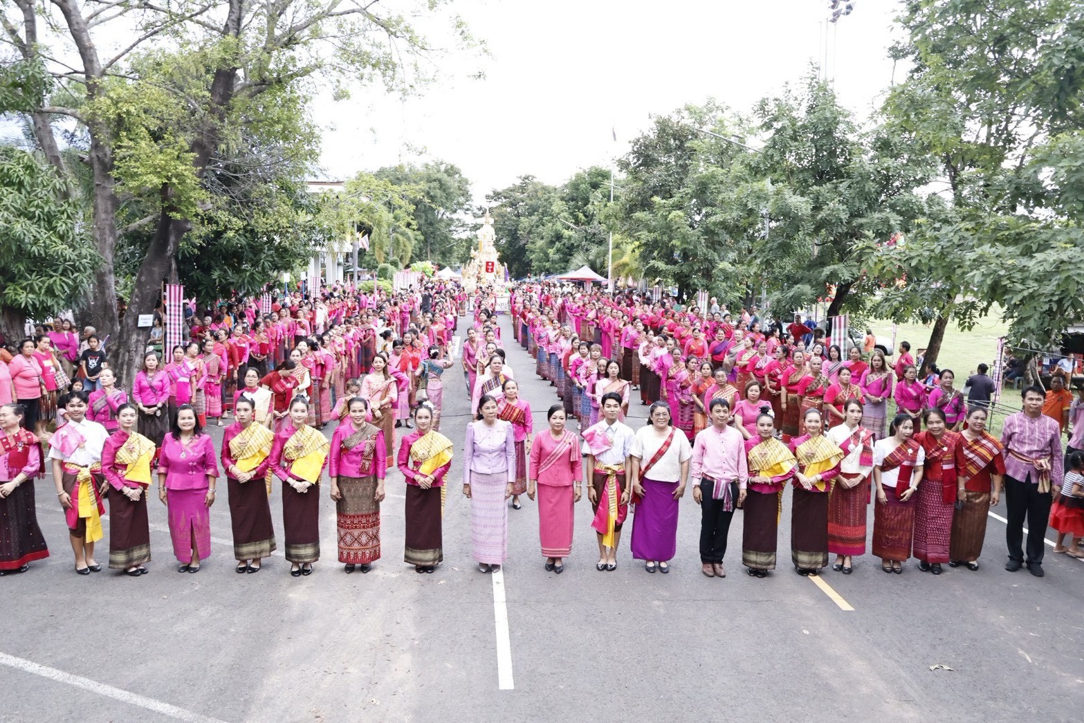 ร่วมกิจกรรมเฉลิมฉลองต้นเทียนพรรษาอำเภอตาลสุม